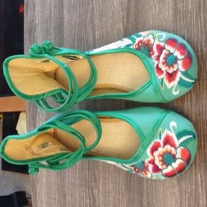 Flowered Embroidery Flat Shoes with Ankle Straps, Size 7
